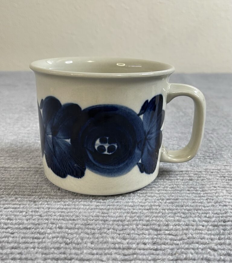 Read more about the article Arabia Finland Anemone Blue Hand Painted Stoneware Beer Mug Ulla Procope VTG