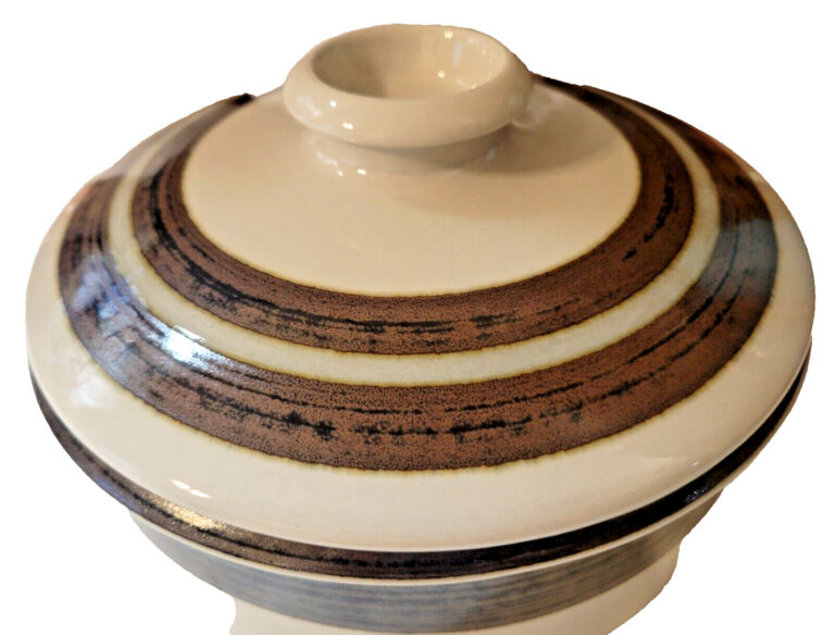 Read more about the article Arabia Finland KAIRA 9″ Round Casserole Dish W/ Lid  Brown #48 on Bottom