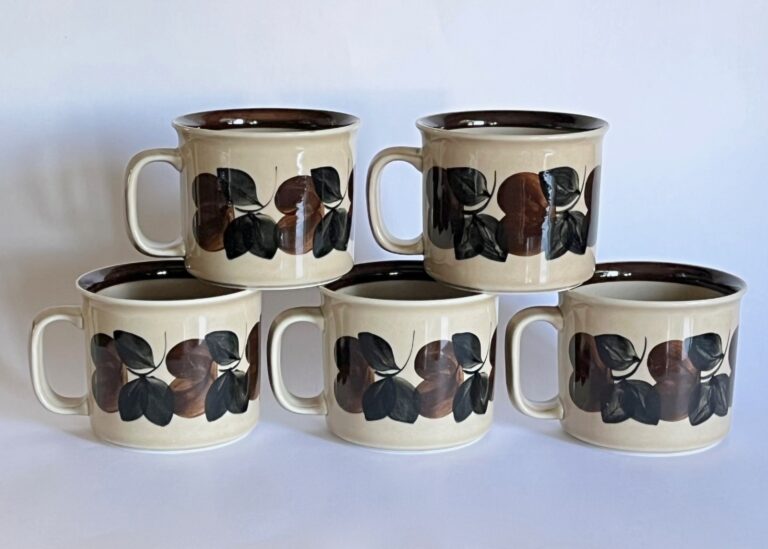 Read more about the article 5 Vtg Mid Century Modern Arabia Finland Ruija Troubadour Large Mugs 3 3/8″ x 4″