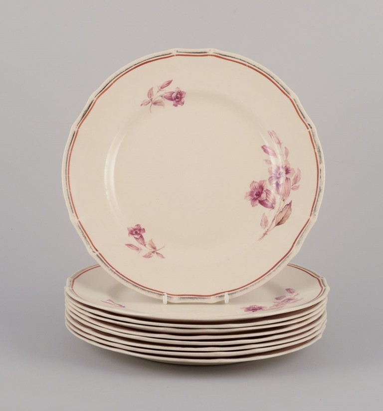 Read more about the article Arabia  Finland. Set of nine ‘Myrna’ lunch plates in faience. Floral motif.