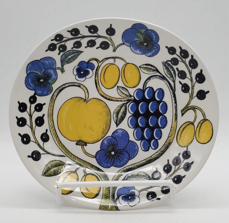 Read more about the article Vintage ARABIA FINLAND 1970 Paratiisi Pansies and Fruit Oval Plate
