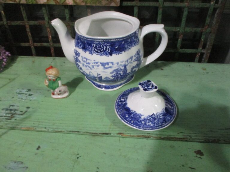 Read more about the article Vintage Arabia Finland Landscape Blue and White Teapot LID