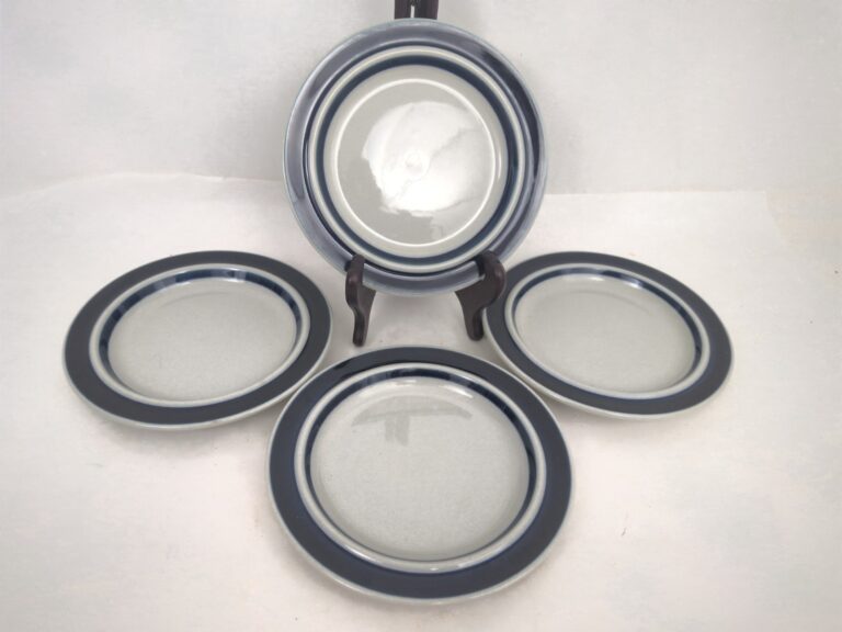 Read more about the article 4 Arabia Finland Blue Anemone Bread Salad Desert Plates VTG Denmark 6 3/4” 7″