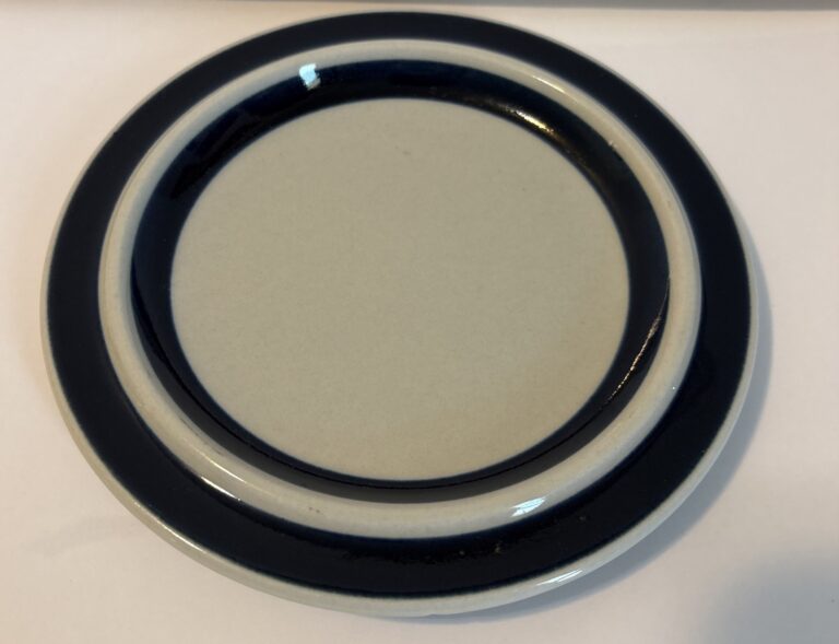 Read more about the article Arabia Finland Anemone Blue and White 6.25” Saucer Double Band EUC