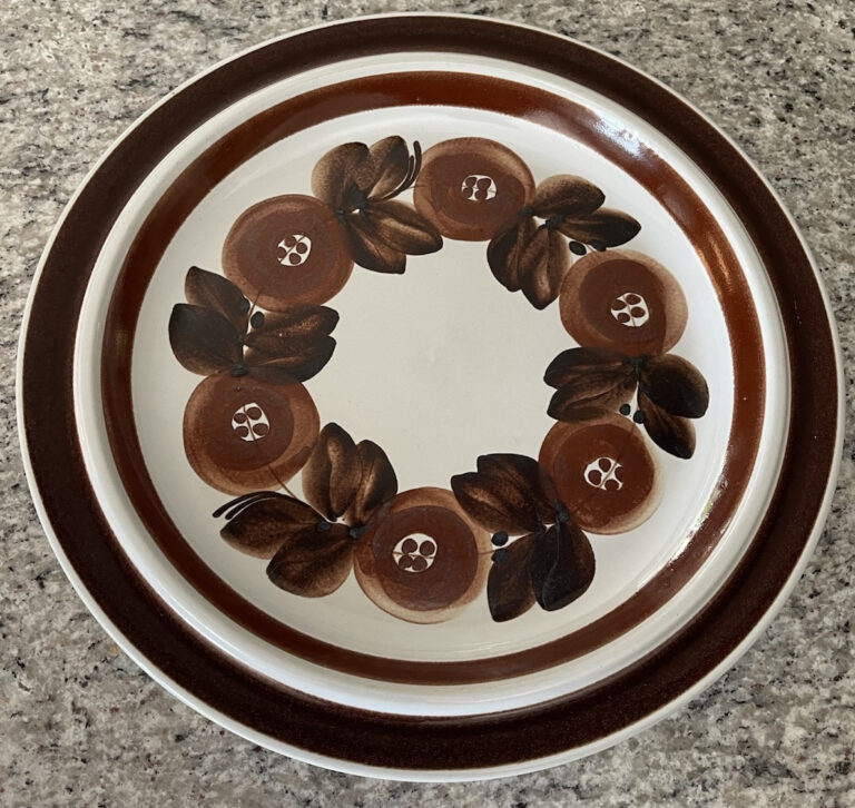 Read more about the article Vintage Finland Arabia Rosmarin brown 13″ round chop plate platter Ulla Procope