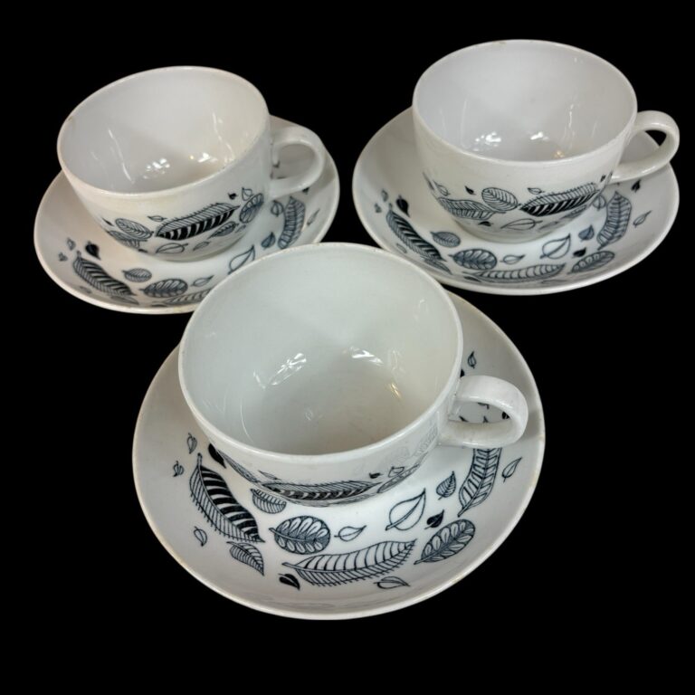 Read more about the article Arabia Finland Syksy Teacup Saucers Vintage 1950’s Coffee Faience Lot 3 RARE