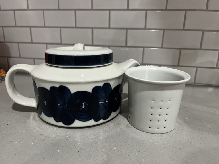 Read more about the article Arabia Finland Anemone Lidded Tea Pot With Diffuser Mid-Century Modern Pottery