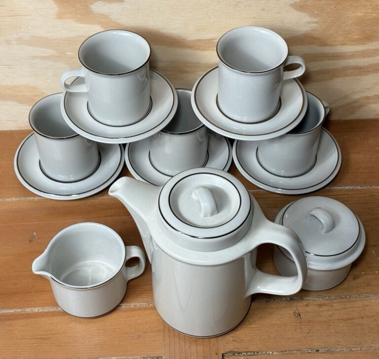 Read more about the article Arabia Finland Fennica Coffee Pot  Creamer  Sugar Bowl and 5 Mugs / Saucers Sets .