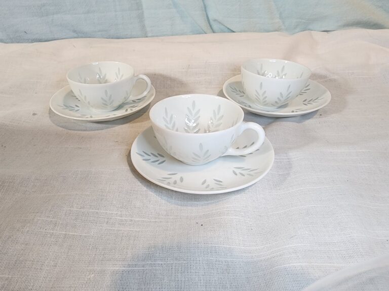 Read more about the article Arabia Finland/FH Kjellberg “Rice” Demitasse Cups and Saucers  Set of 4 Nice!