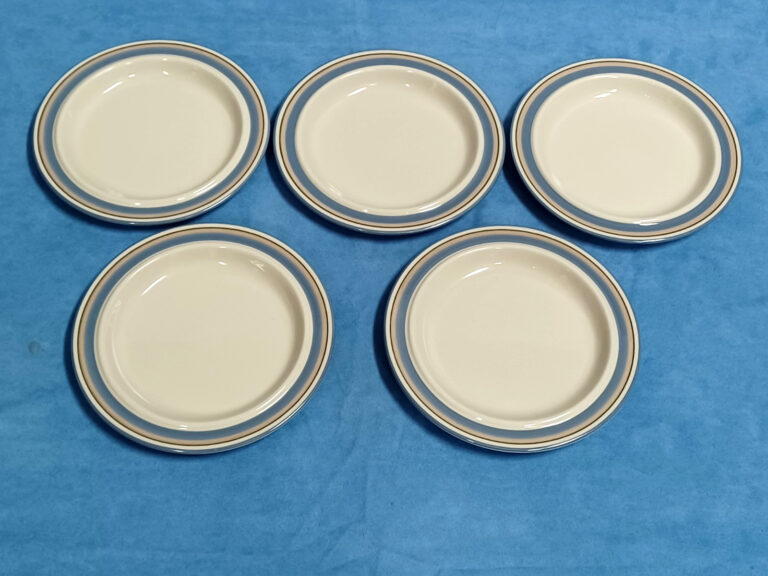 Read more about the article Arabia of Finland Uhtua Stoneware Salad Plates 7 3/4″ Vintage Set Of 5