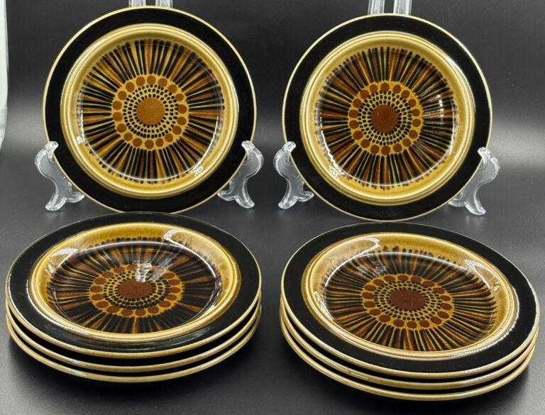 Read more about the article Set of 8 VTG Arabia Finland MCM Kosmos Gunvor Olin-Grönqvist 8”Plates. Mint