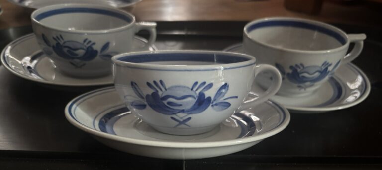Read more about the article Arabia Of Finland Blue Rose Cup And Saucer Set Of 3