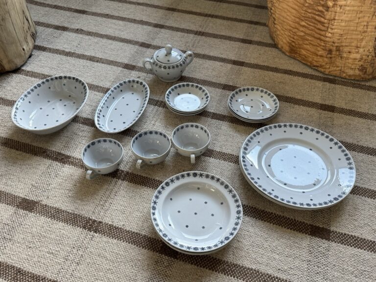 Read more about the article Vintage Arabia Finland Ceramic Dish Serving Set Snowflake White Blue