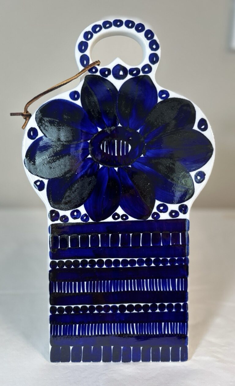 Read more about the article Arabia Ware Finland Serving Tray Trivet Ceramic Blue White Valencia Mint