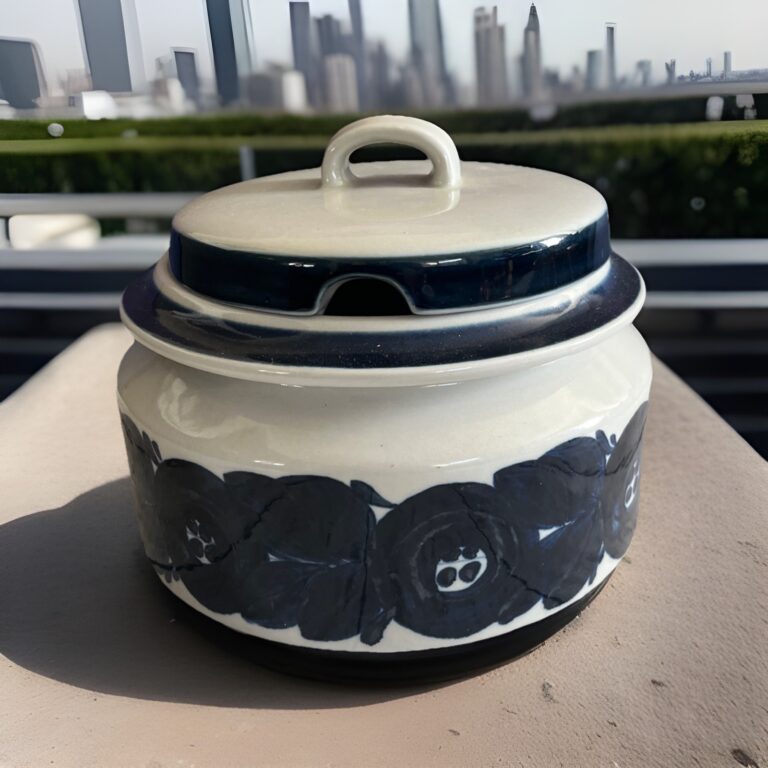 Read more about the article ANEMONE-BLUE by ARABIA OF FINLAND TUREEN W/LID 7 1/2 x 5 3/4″