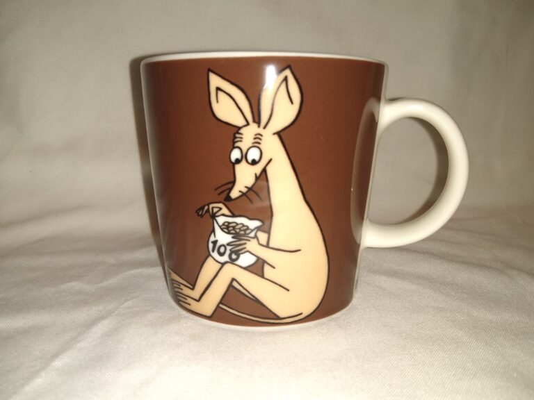 Read more about the article Arabia Moomin mug Sniff  brown (2002-2008)_
