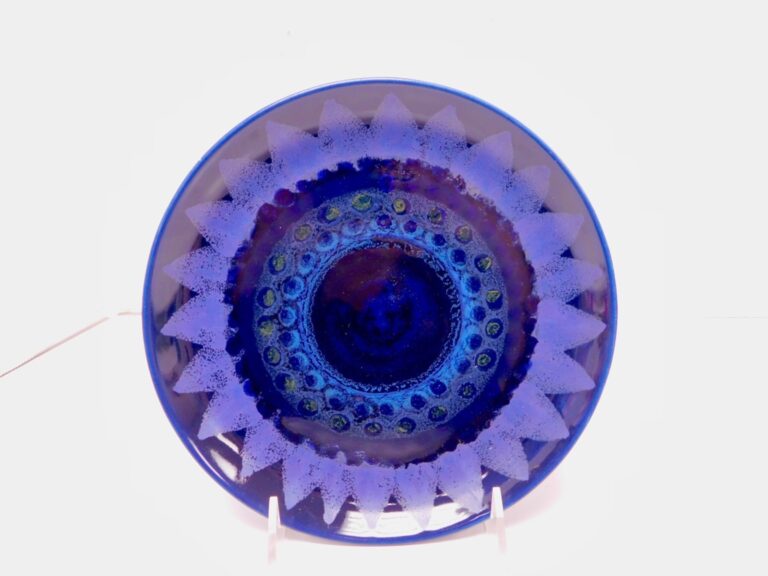 Read more about the article Vintage Arabia Finland Blue Sunflower Kuutamo Plate Hilkka Lisa Ahola 7 3/4″