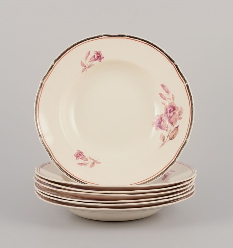 Read more about the article Arabia  Finland. Set of seven deep ‘Myrna’ faience plates. Floral motif.