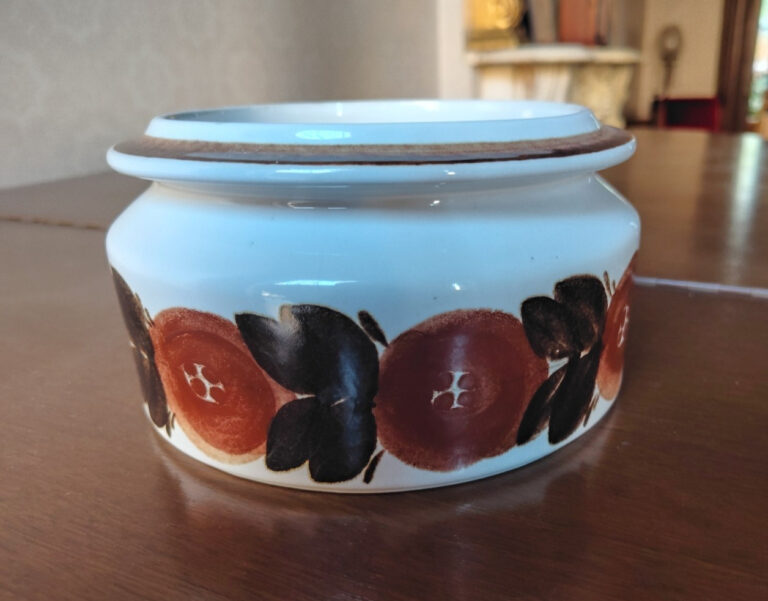 Read more about the article Vintage Arabia Finland Ulla Procope 7-1/4″ Anemone Rosmarin Brown Tureen NO LID