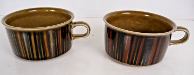 Read more about the article VINTAGE Kosmos Arabia Mugs Made In Finland MCM Set of 2