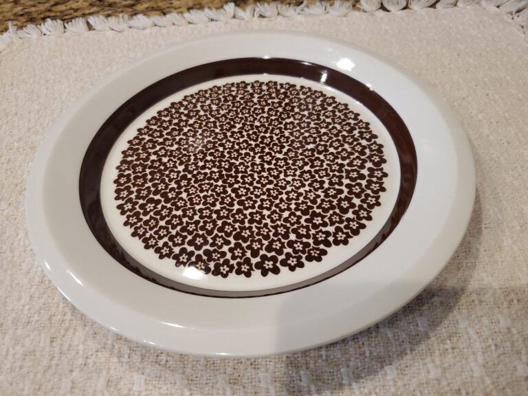 Read more about the article Arabia Finland Brown Flowers Faenza Salad Plate 7.75″ P Winquist I Leivo 1970’s
