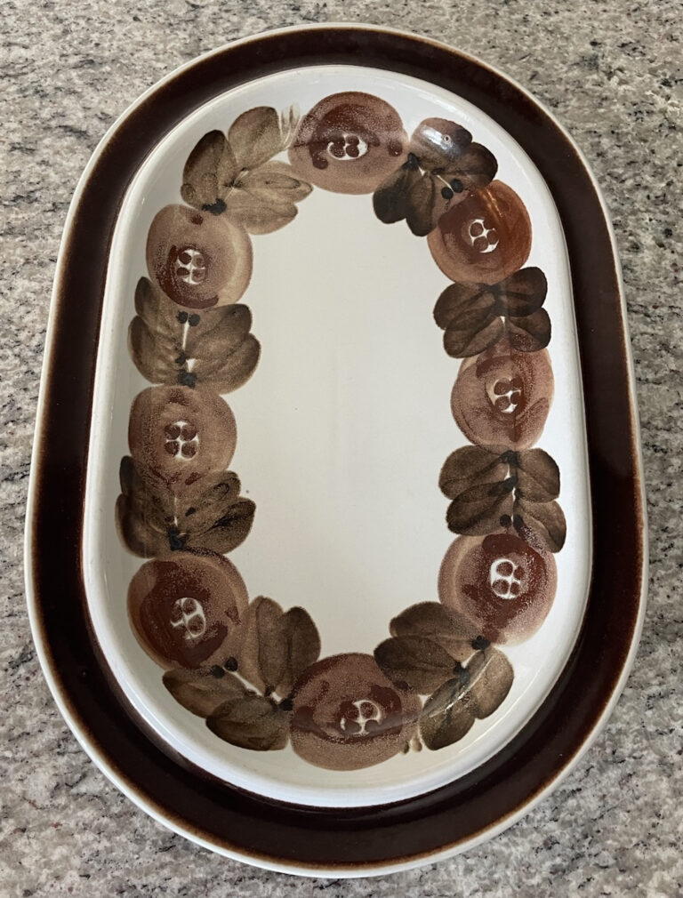 Read more about the article VINTAGE ARABIA ROSMARIN BROWN 14 1/4″ OVAL SERVING PLATTER ~ HAND SIGNED