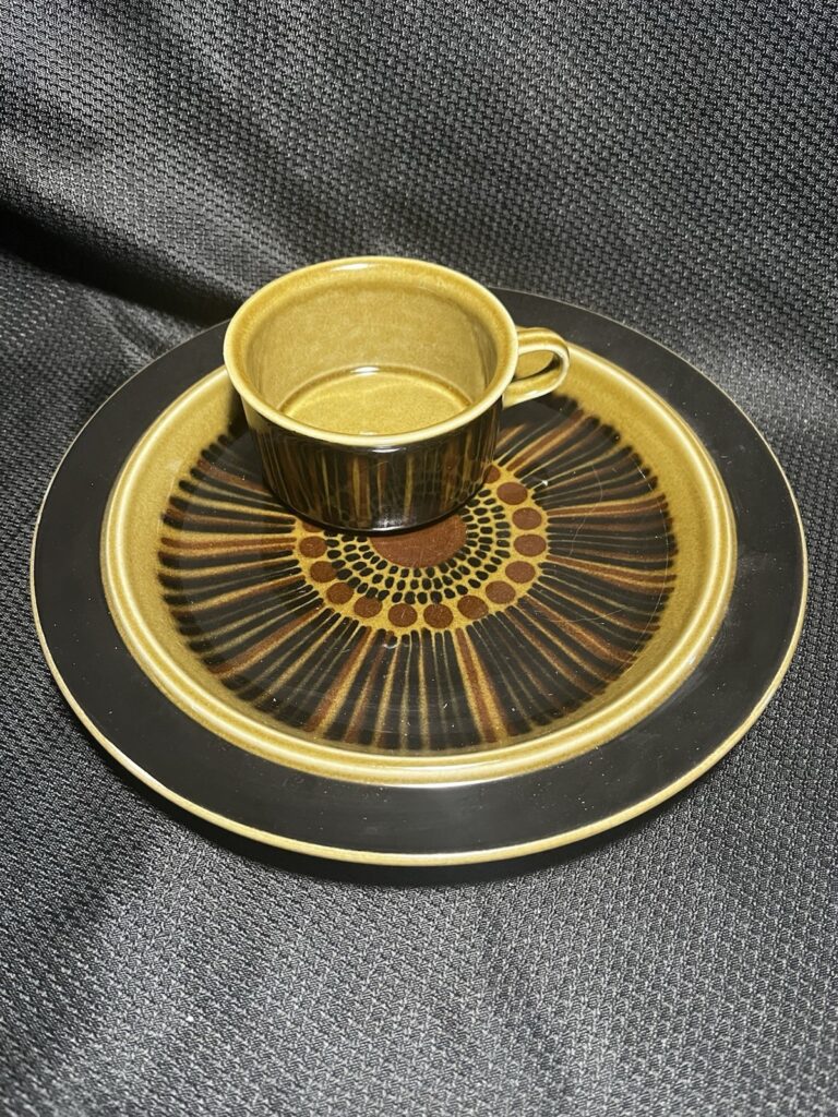 Read more about the article Mid Century Modern Arabia Finland Kosmos Pattern 10” Dinner Plate And Cup