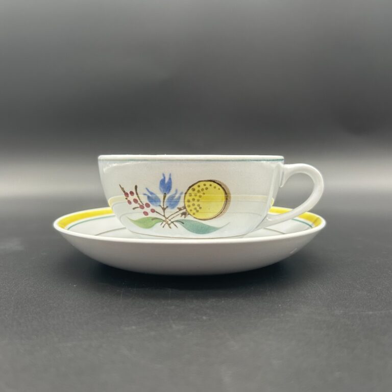 Read more about the article Vtg Arabia Finland Windflower Teacup and Saucer MCM