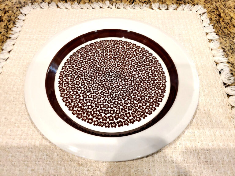 Read more about the article 70s Arabia Finland Brown Flowers Faenza Dinner Plate 10 1/8″ P Winquist I Leivo