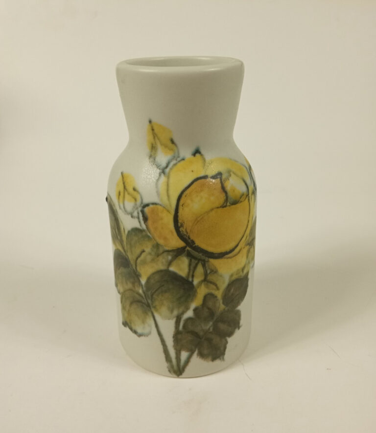 Read more about the article Arabia Finland HLA/PR Yellow White Green Rose Floral Vase Hand Painted