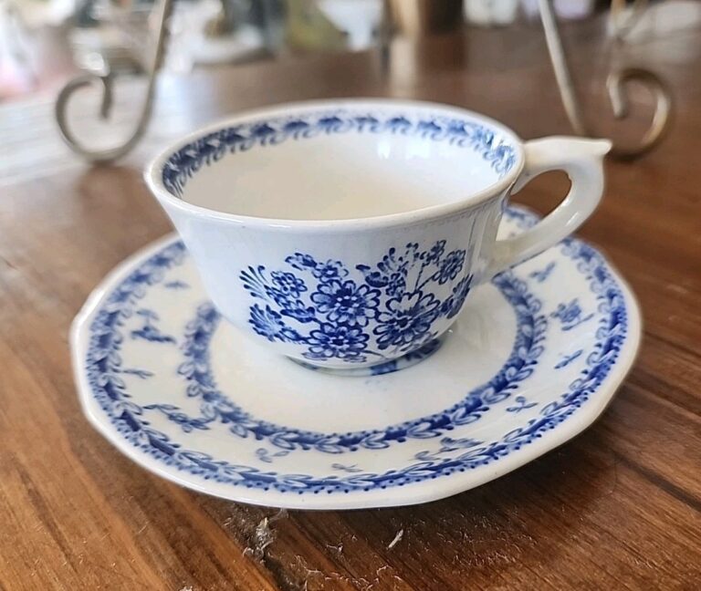 Read more about the article Vintage Arabia Finland Old Blue Finn Flower Demitasse Cup and Saucer Set