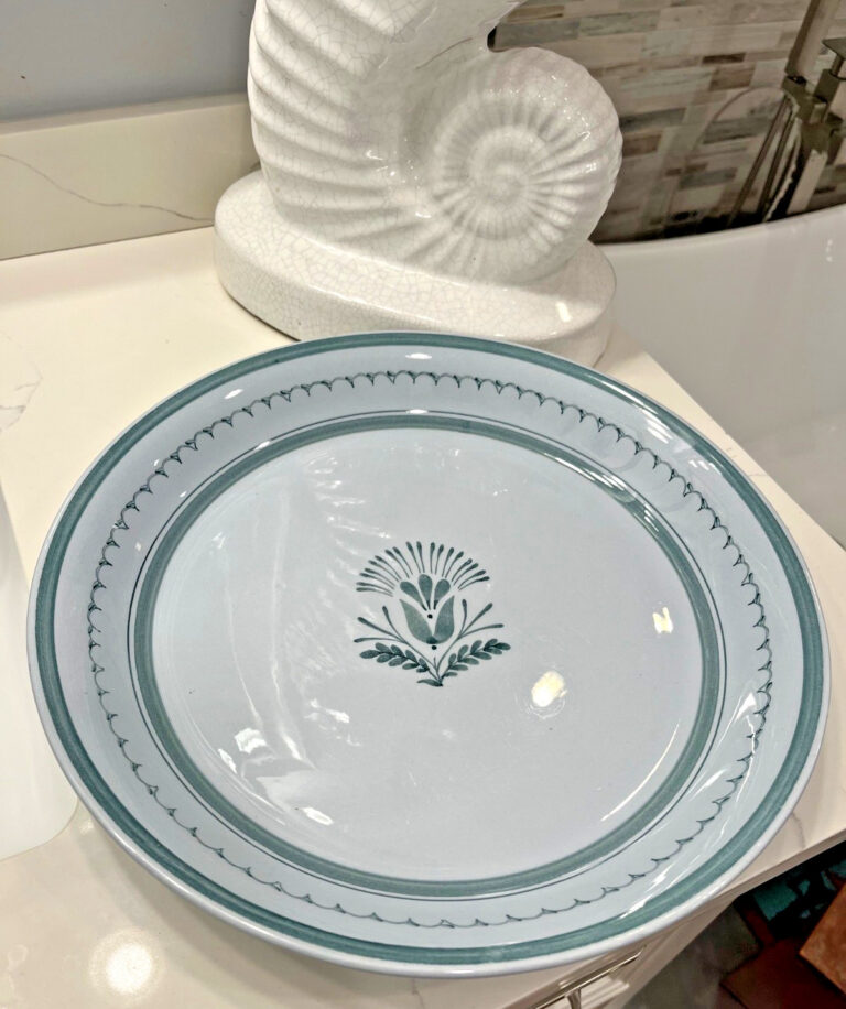 Read more about the article Vtg Green Thistle Pattern Arabia Finland Hand Painted 13.5″ Lg Round Platter