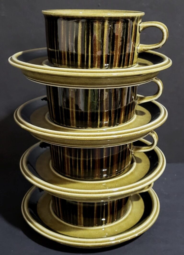 Read more about the article Set of 4 ARABIA KOSMOS Gunvor Olin-Grönqvist GOG Coffee Mugs Tea Cups and Saucers