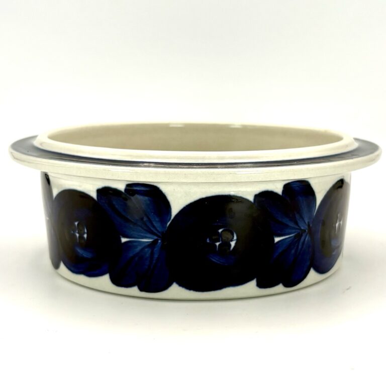 Read more about the article Vintage Arabia Finland Blue Anemone Bowl  Stoneware  Art Pottery  SIGNED 7”