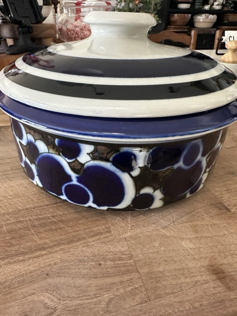 Read more about the article Saara-Arabia casserole dish wartsila Finland hand painted