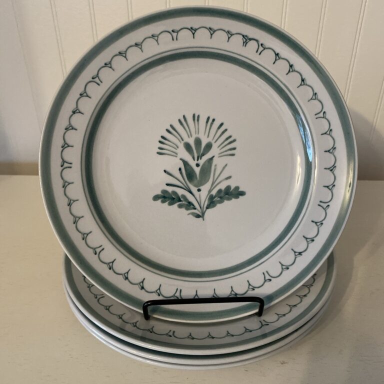 Read more about the article Set Of 4 Arabia of Finland GREEN THISTLE  7 3/4” Luncheon/Salad Plates