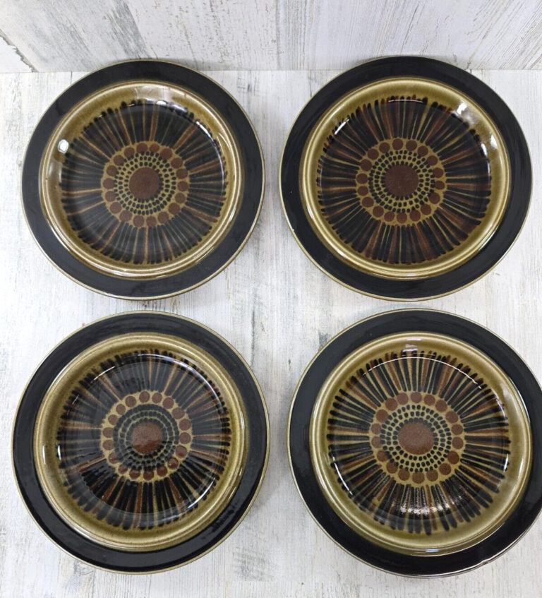 Read more about the article Arabia of Finland Kosmos 4 Salad Plates Gunvor Olin Gronqvist MCM (B)