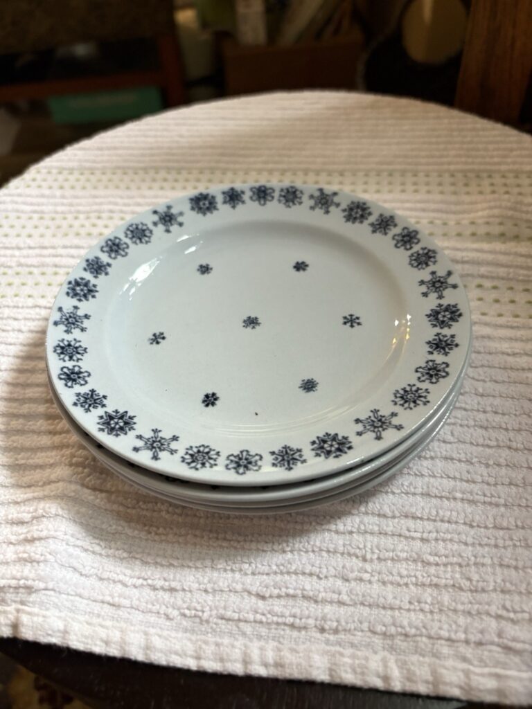 Read more about the article Mid-Century Arabia Finland “Snowflake” Plate  Blue Snowflake Pattern  7 5/8″ Dia