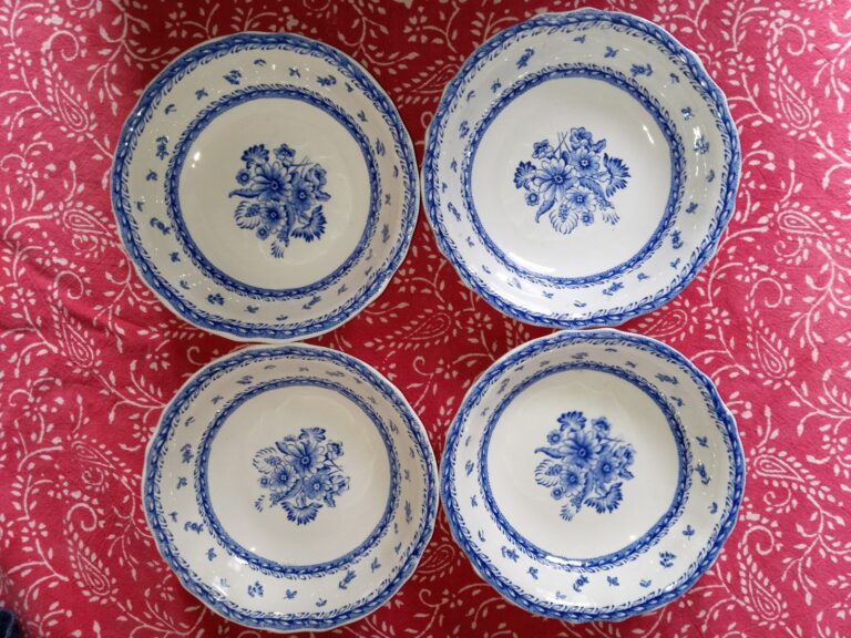 Read more about the article Arabia Finland Finn Flowers 4 Cereal Bowls