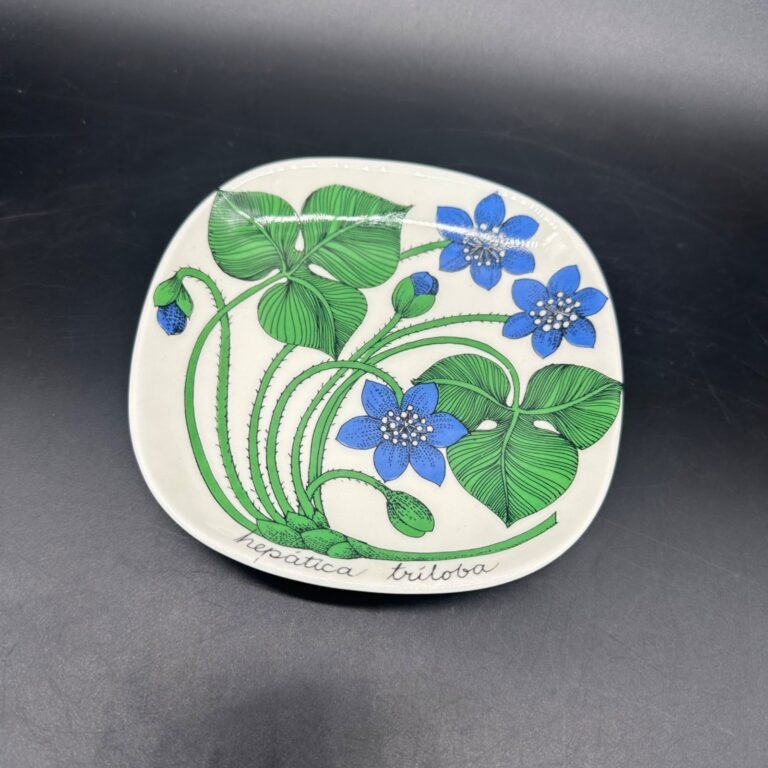 Read more about the article Arabia Finland Plate Hepatica Triloba Esteri Tomula Wall Hanging Blue Flowers