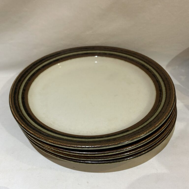Read more about the article Set of 4 Vintage Arabia Finland Stoneware Pottery Karelia Salad Plates 8″