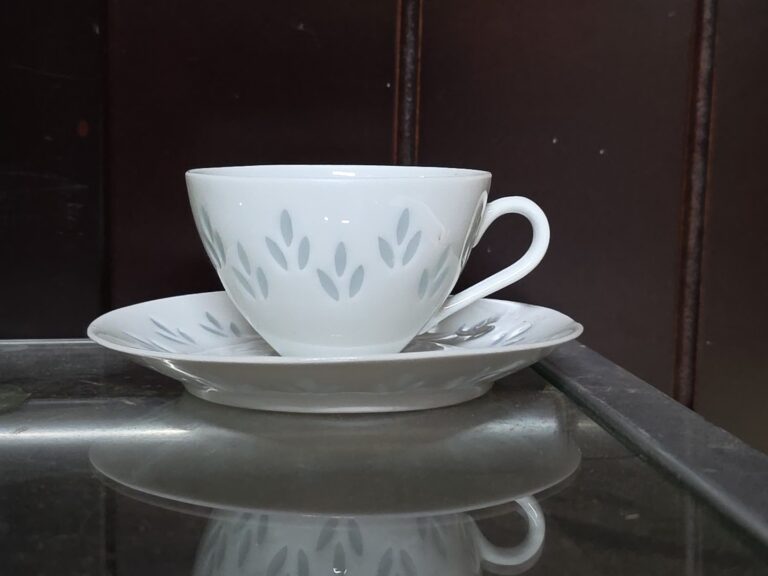 Read more about the article Arabia Oksa Rice Grain Cup w/ Saucer Friedl Holzer-Kjellberg Finland A4