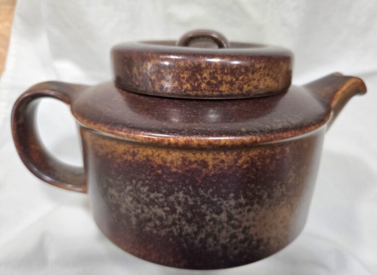 Read more about the article Arabia RUSKA Ulla Procope Teapot Tea Pot w/ Infuser Finland 1960 EUC MCM Cottage