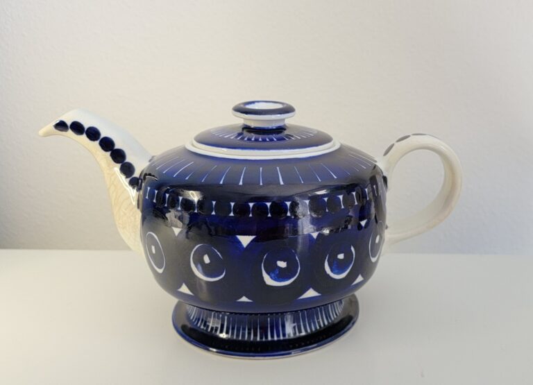 Read more about the article Vintage ARABIA FINLAND Ulla Procope Valencia Mini 5″ Teapot w/Lid SIGNED “UP hp”