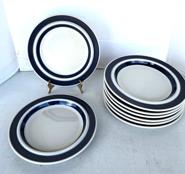 Read more about the article RARE VTG. ARABIA 8″ BREAD PLATES SET/6-BLUE ANEMONE  FINLAND  STAMPED MCM