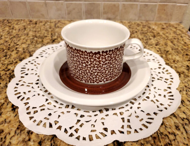 Read more about the article Vintage 70s Arabia Finland FAENZA Cup and Saucer Brown Flowers Inkeri Leivo