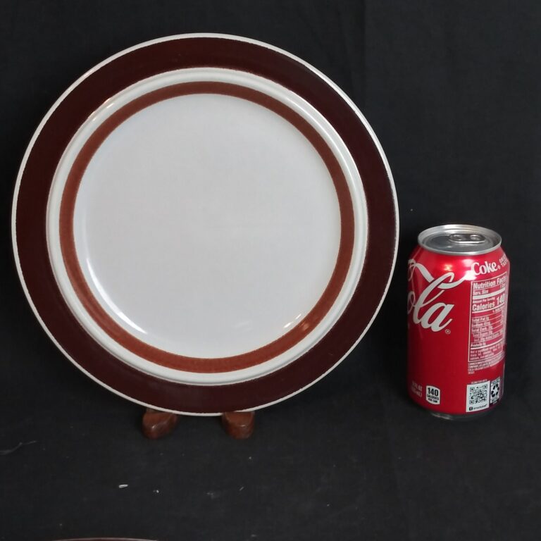 Read more about the article Arabia of Finland Anemone Brown Rosmarin Plates Brown Bands 1971-1984 Vintage