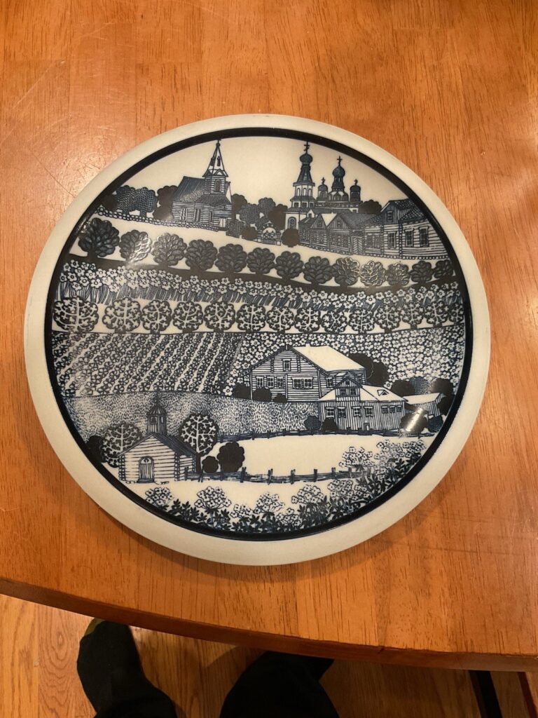 Read more about the article Vintage Arabia Finland 100th Anniversary Wall Plate 102 By Raija Uosikkinen 1973