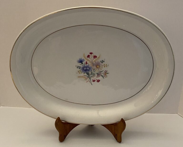 Read more about the article VTG 14.5” Arabia Finland Platter Wild Flowers Sprays Fine China