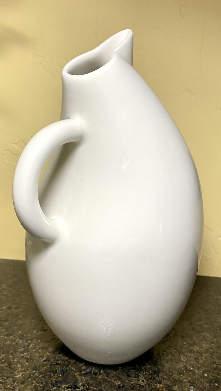 Read more about the article Storybirds “Olga” 10” White Pitcher by Arabia Finland – Rare